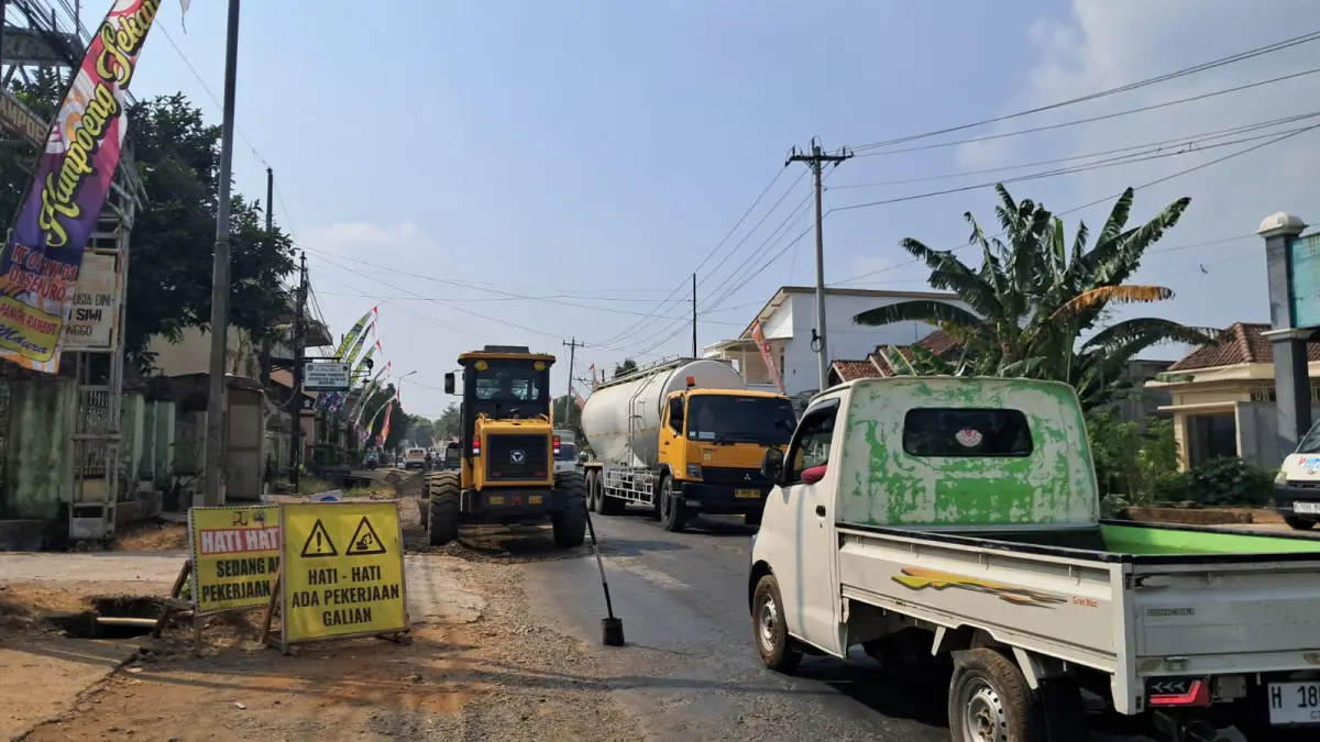 OTW MULUS: Perbaikan jalan Jepara-Kelet mulai dikerjakan. Titik rusak parah di Desa Sekuro, Mlonggo, dibeton dengan anggaran Rp7,9 miliar sebagai bagian proyek Rp29 miliar.