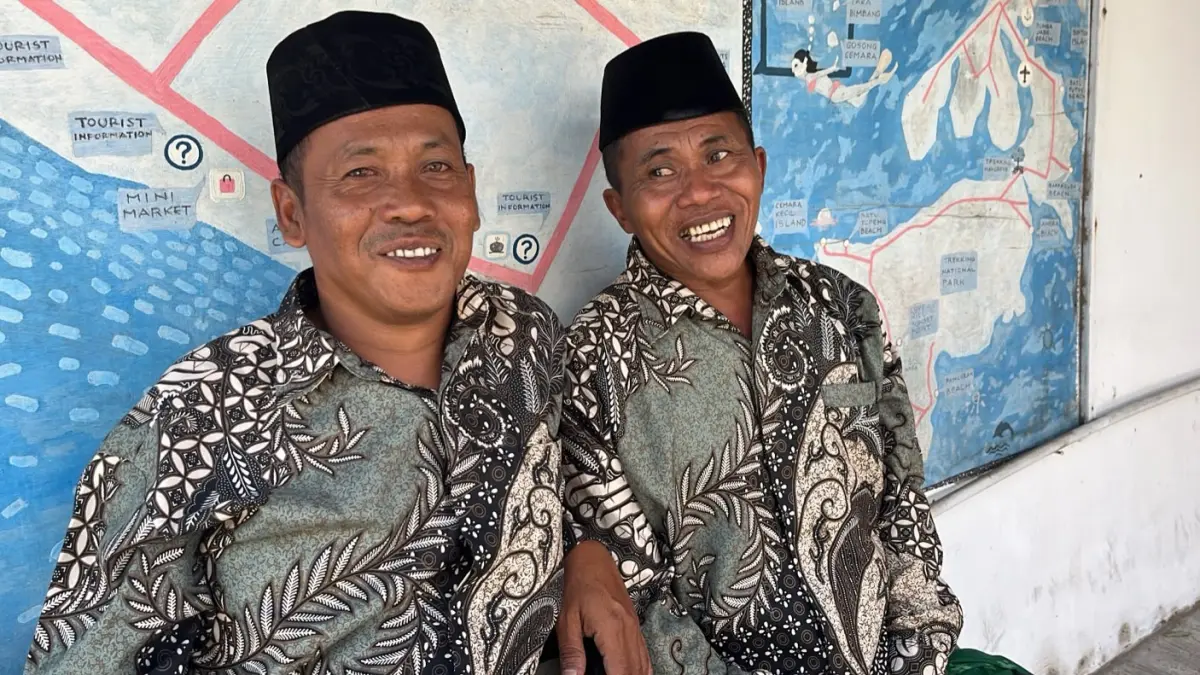 PAMOMONG ADAT: Ketua RT 2 Aziz dan Ketua RW 1 Wagino Desa Karimunjawa.