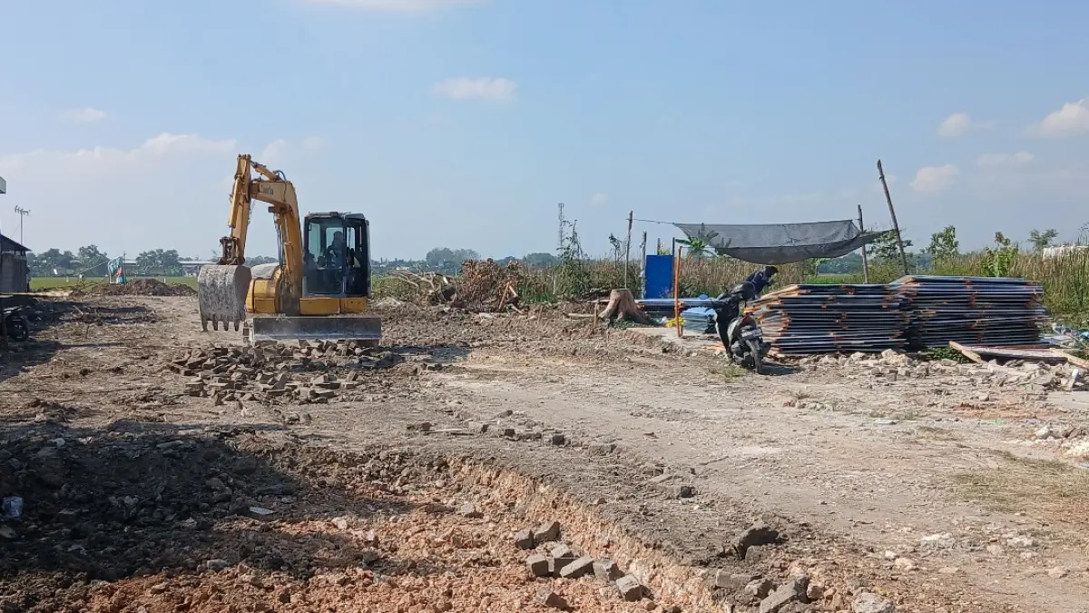 PROSES: Alat berat beroperasi di lahan yang bakal dibangun Sekolah Rakyat. (EKO SANTOSO/RADAR KUDUS)