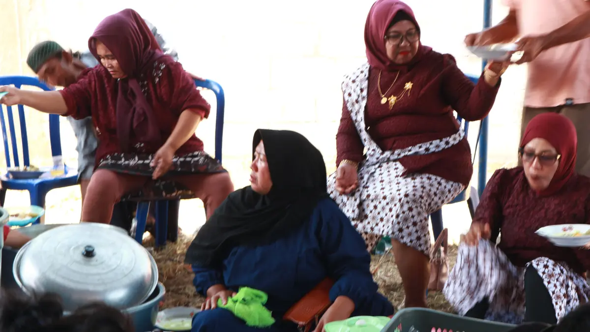 REWANG: Ibu-ibu menyiapkan berbagai hidangan untuk disantap bersama, kendurenan.