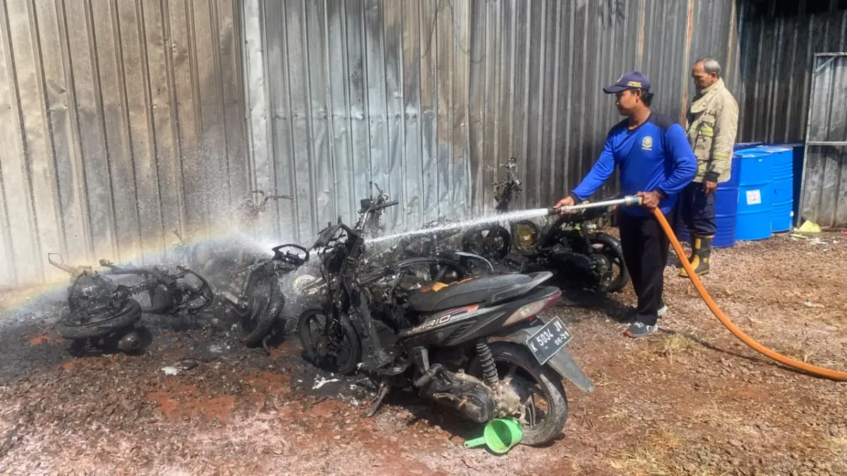 SIGAP: Petugas Damkar tengah melakukan pemadaman terhadap motor karyawan yang terbakar pada Kamis (6/8) siang. (DAMKAR JEPARA UNTUK RADAR KUDUS)