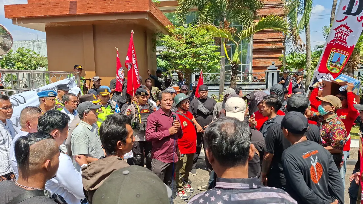 SUARAKAN: Sejumlah anggota DPRD Kudus menemui puluhan massa yang melakukan aksi untuk menyuarakan aspirasi di depan Gedung DPRD Kabupaten Kudus, Kamis (6/8). (ANDIKA TRISNA SAPUTRA/RADAR KUDUS)