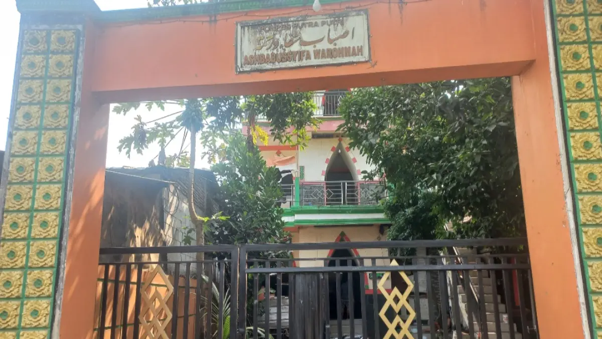 BERIZIN: Tampak depan Pondok Pesantren Ash Babussyifa Warohmah di Desa Jerukwangi, Bangsri, pada Jumat (7/8). (FIKRI THOHARUDIN/RADAR KUDUS)