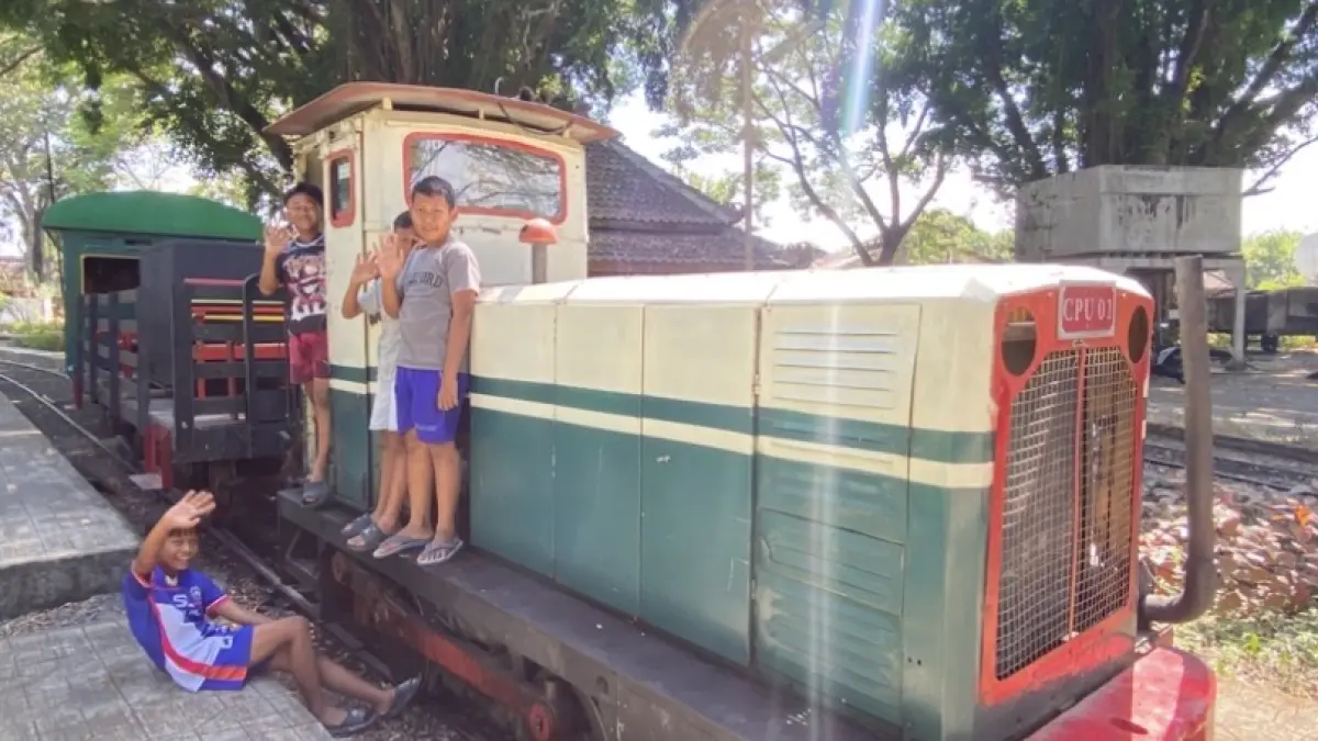 BERMAIN: Wisata Loco Tour di Kecamatan Cepu menyuguhkan wisatawan menaiki kereta ciptaan Inggris dengan keliling hutan jati. 
