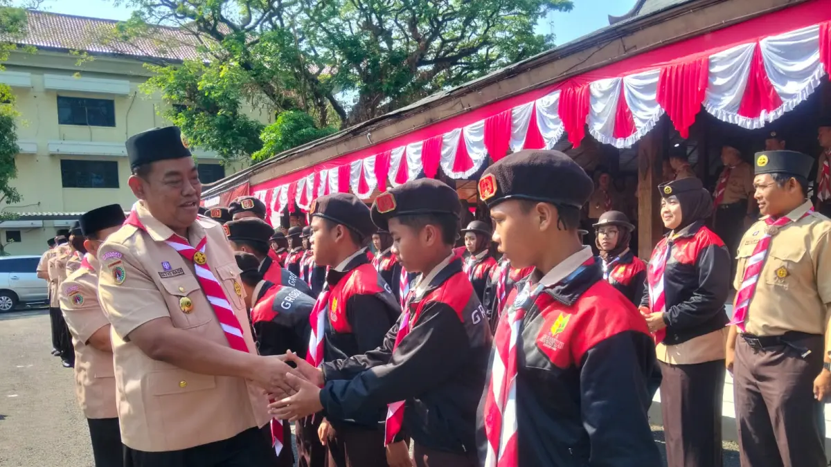 LEPAS KONTINGEN – Bupati Grobogan Setyo Hadi melepas kontingen Kwarcab Grobogan untuk mengikuti Jambore Nasional dalam pelepasan di Pendopo Kabupaten, Jumat (7/8)