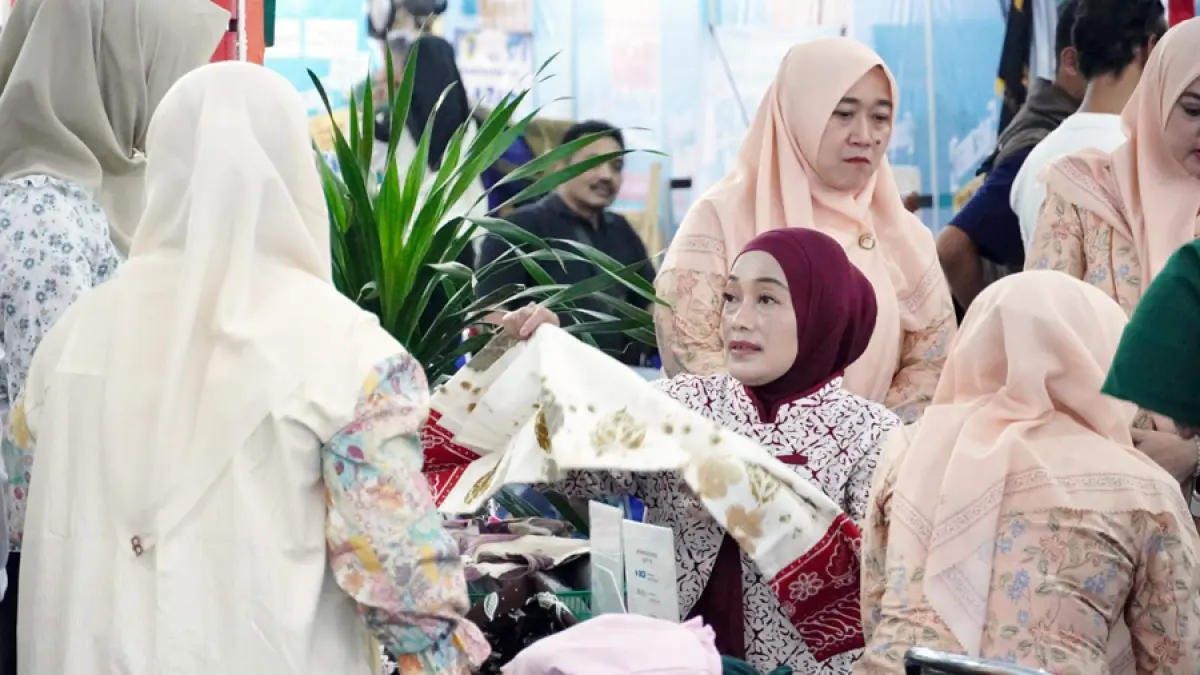 NGLARISI: Plt Ketua TP PKK Kabupaten Pati Dwi Risma Ardhi Chandra (tengah) memborong batik di salah satu stan Pekan Kreasi Pati. (PROKOPIM PATI UNTUK RADAR KUDUS)