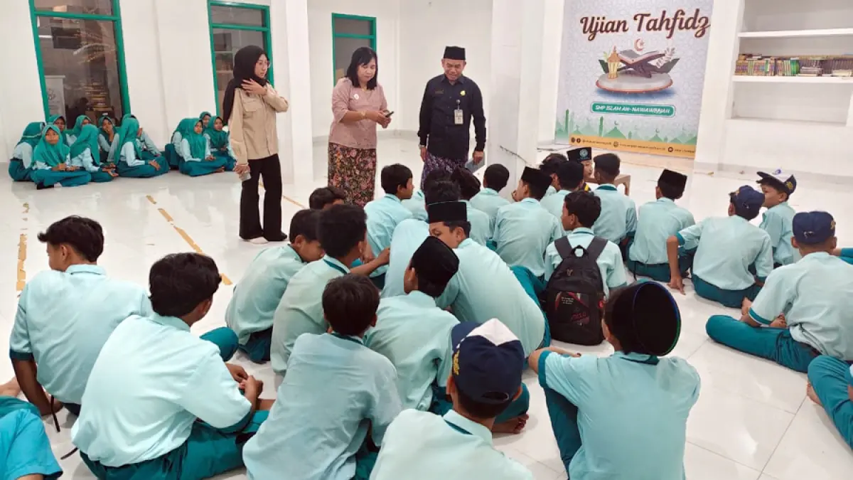 CEK LANGSUNG: PIC MBG Dindikpora Rembang, Ngadiyono bersama Kabid Pelayanan Kesehatan dan Sumber Daya Kesehatan (Yankes dan SDK), Soesi Haryanti serta Koordinator Wilayah Sarjana Penggerak Pembangunan Indonesia (SPPI), Aprilia Qoulan Syakila mengecek di SMP Islam An-Nawawiyah. (PIC MBG DINDIKPORA UNTUK RADAR KUDUS)