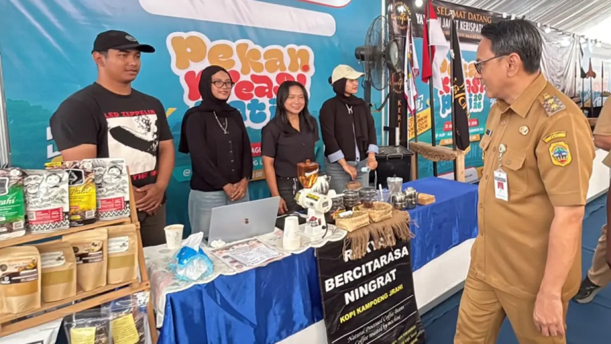 Plt Bupati Pati Risma Ardhi Chandra mengunjungi stand pameran Pekan Kreasi Pati 2026 di Alun-Alun Simpanglima.