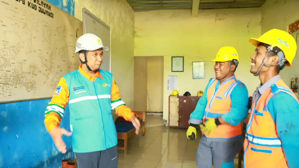 SIAGA – Petugas PLN UP3 Grobogan bersiap melakukan kesiapan untuk menjaga keandalan listik sampai pelosok. 