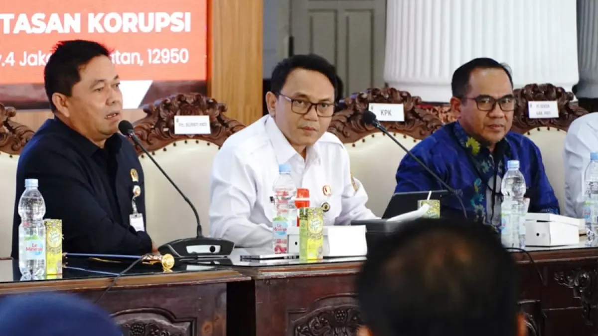 SINERGI: Ketua DPRD Pati Ali Badrudin (kiri) saat menghadiri sosialisasi&nbsp;pencegahan korupsi bersama KPK di Pendopo Kabupaten Pati. (ACHMAD ULIL ALBAB/RADAR KUDUS)
