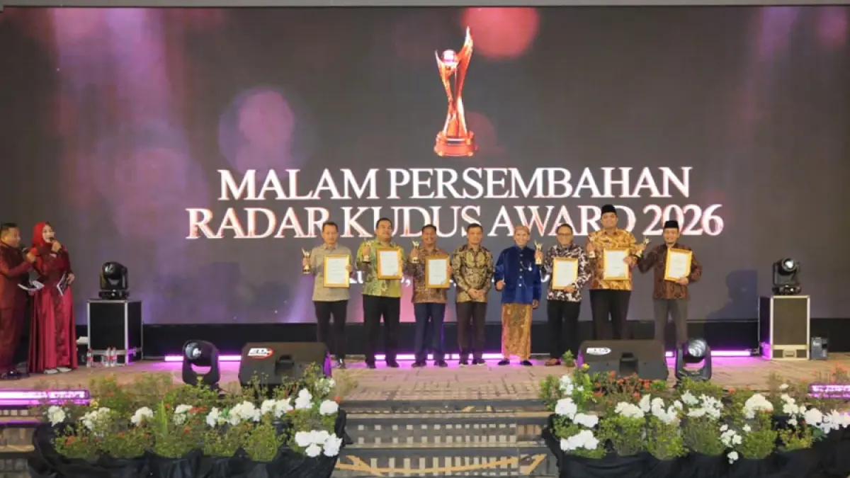 RADAR KUDUS AWARD: (Dari kiri) Bupati Kudus Sam