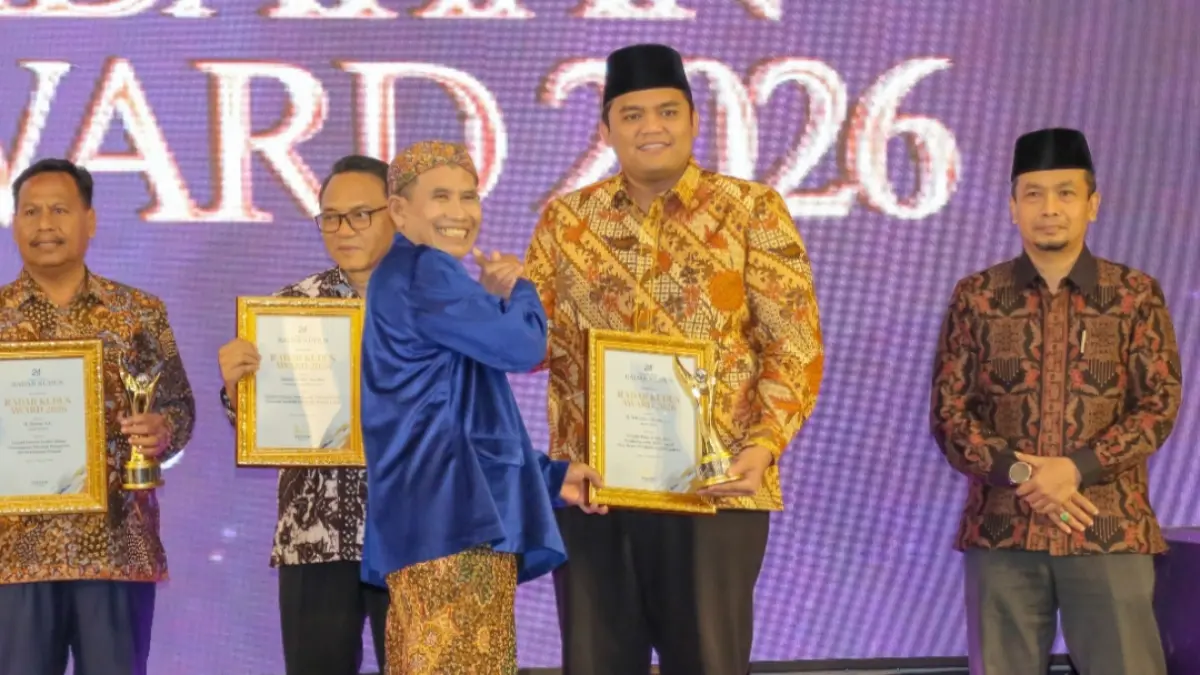 APRESIASI: Direktur Jawa Pos Radar Kudus Baehaqi menyerahkan Radar Kudus Award 2026 kepada Bupati Jepara Witiarso Utomo yang diwakili Wakil Bupati Jepara Mm Ibnu Hajar. 