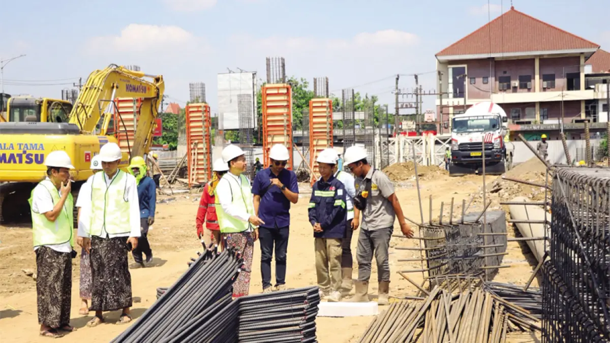 CEK PROYEK: Bupati Kudus Sam’ani Intakoris mengecek pembangunan Gedung Kudus Sehat. (DINAS KOMINFO UNTUK RADAR KUDUS)