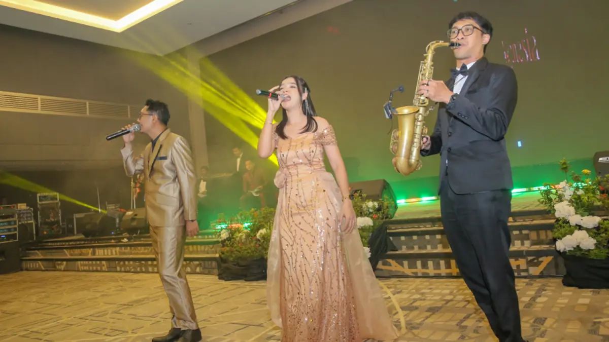 ENTERTAIN: Performer menghibur tamu undangan Radar Kudus Award di Hotel Griptha, Kudus, Jumat (7/8) malam. (GALIH ERLAMBANG/RADAR KUDUS
)
