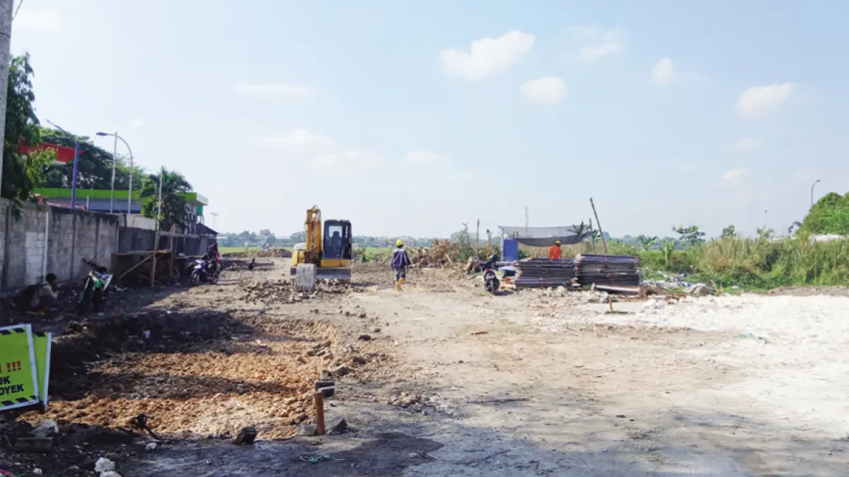 GARAP: Pengerjaan lahan di Cepu untuk persiapan pembangunan sekolah rakyat di Blora. (EKO SANTOSO/RADAR KUDUS)