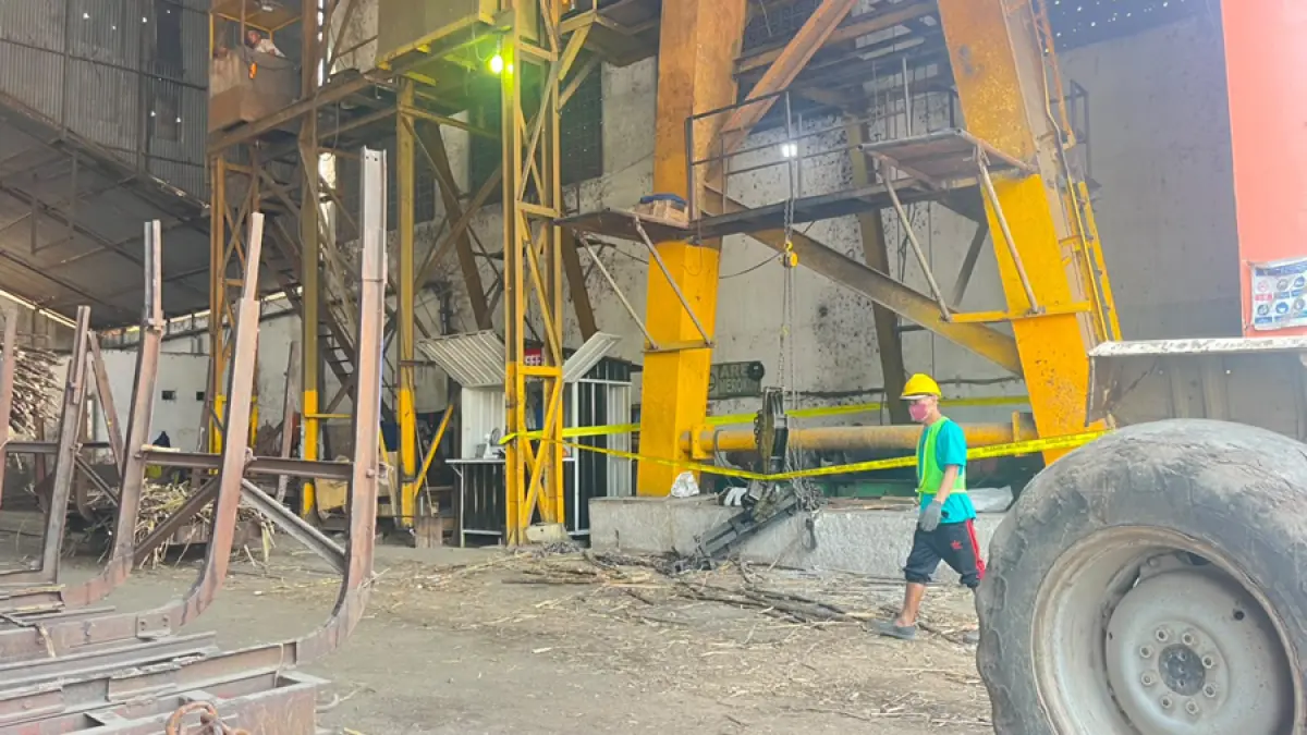 GARIS KUNING: Garis line membatasi area lokasi kejadian pekerja yang mengalami kecelakaan tertimpa crane di PG Rendeng Kudus. (INDAH SUSANTI/RADAR KUDUS)