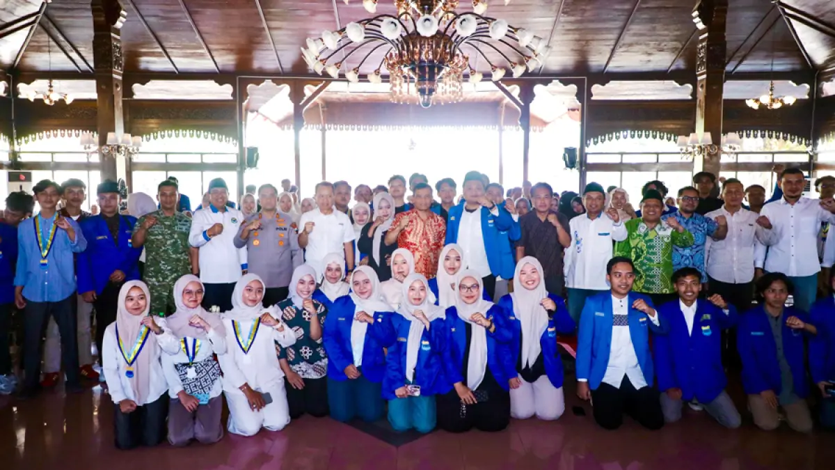 Gubernur Jateng Ahmad Luthfi, melakukan sesi foto bersama dengan peserta Konfercab) XXXII PC PMII Kudus di Pendopo Kabupaten Kudus, Sabtu (8/8/2026)