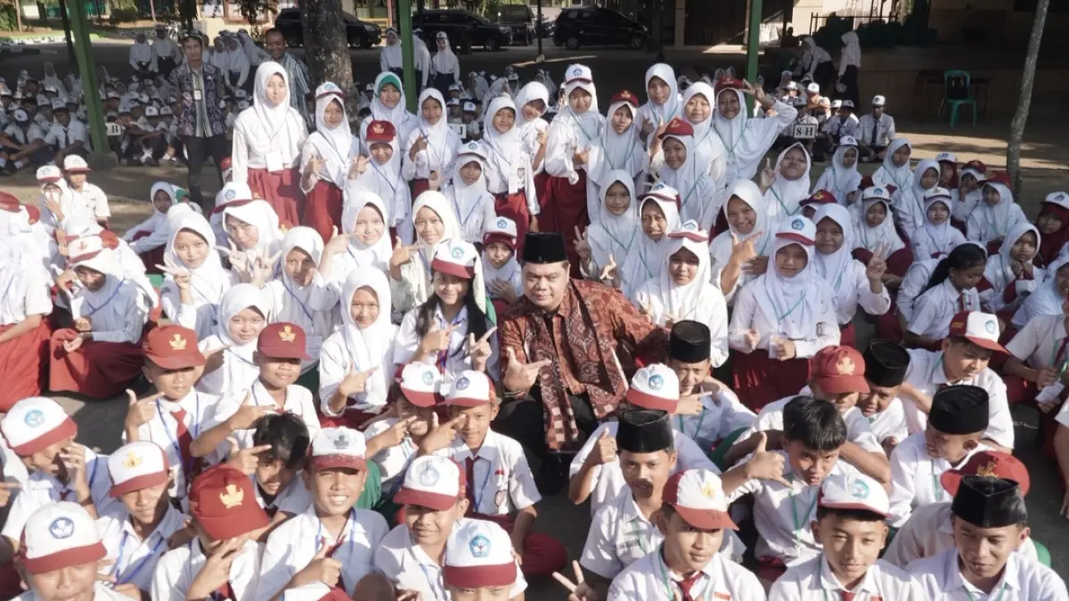 INOVATOR: Bupati Jepara Witiarso Utomo di tengah peserta MPLS di salah satu sekolah di Mlonggo. 