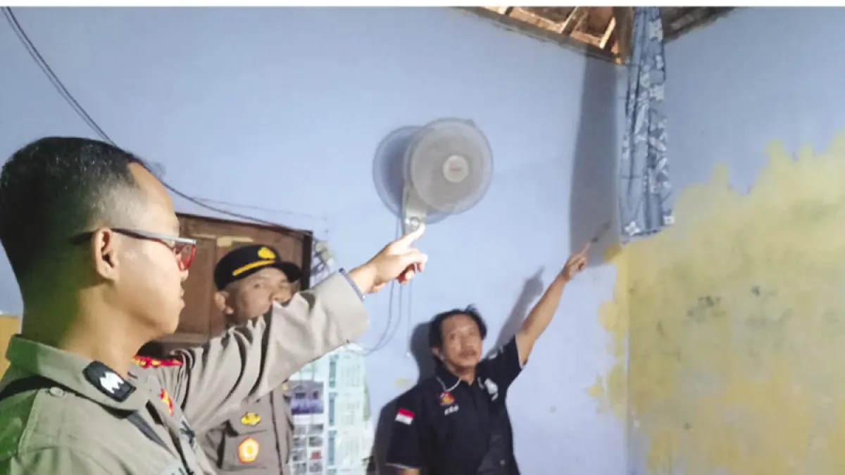OLAH TKP: Polsek Kota Rembang menggelar olah TKP di lokasi tempat gantung diri warga Pasar Banggi. (ALI MAHMUDI/RADAR KUDUS)