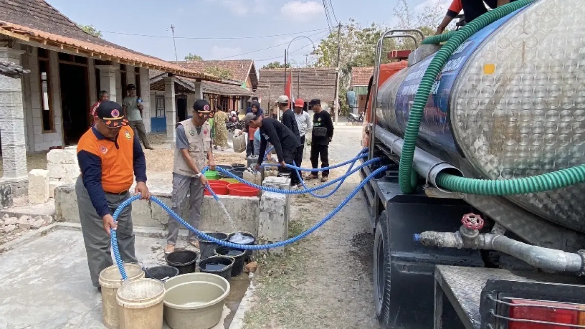 PEMBERIAN BANTUAN: BPBD Blora menyalurkan bantuan air bersih untuk warga desa di Dukuh Bubak, Desa Purwosari, Kecamatan Blora Kota sebanyak 5.000 liter.