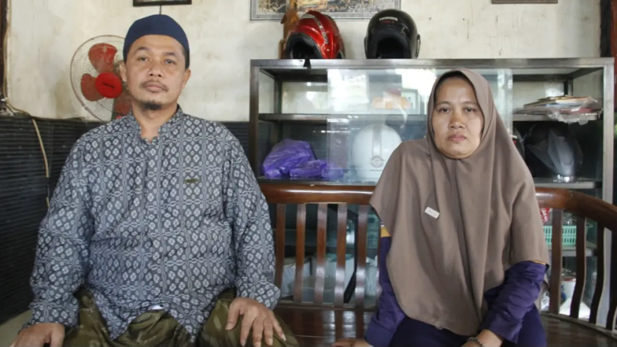 Pengasuh Pondok Pesantren Ash Babussyifa Warohmah di Desa Jerukwangi, Kecamatan Bangsri Kiai Ahmad Prayitno (54) berserta Ibu Nyai Rofiah (46), saat ditemui di kediamannya pada Jumat (7/8) menjelang sore. (FIKRI THOHARUDIN/RADAR KUDUS)&nbsp;