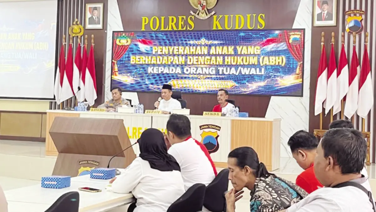 TIDAK UNTUK DITIRU: Polisi dan Bupati Kudus Sam’ani Intakoris menyerahkan&nbsp;remaja yang membawa sajam. (GALIH ERLAMBANG W/RADAR KUDUS)