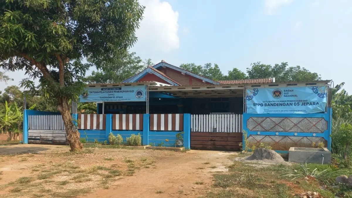 TUTUP: SPPG Bandengan 5 Milik Yayasan Cahaya Arjuna Harapan Bangsa ditutup sementara, buntut dugaan keracunan ratusan siswa-guru di SMPN 2 Jepara, pada Senin (3/8) lalu. (FIKRI THOHARUDIN/RADAR KUDUS)