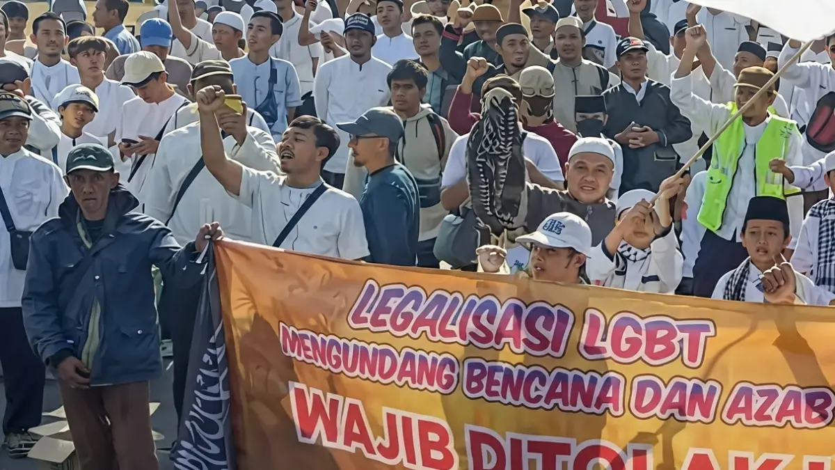 Aksi Tolak LGBTQ di Depan Grahadi Surabaya, Massa Desak Pemerintah Terbitkan Regulasi Khusus.