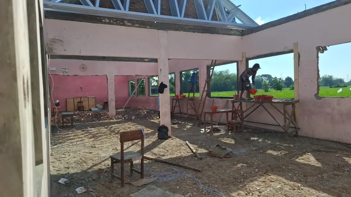 DIKEBUT - Pekerja sedang membangun jendela SD N Tanggirejo, Kecamatan Tegowanu dari dana bantuan presiden. 