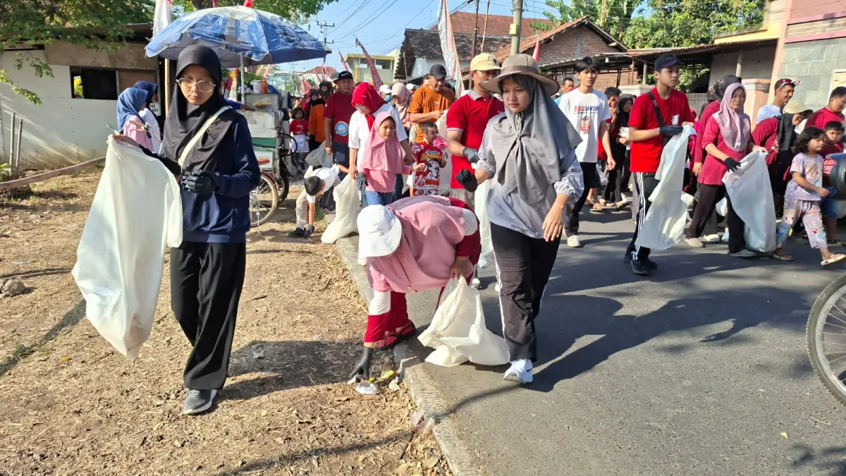 PEDULI: Masyarakat Desa Klaling mengikuti jalan sehat dan memungut sampah di rute yang dilalui, Minggu (9/8). (ANDIKA TRISNA SAPUTRA/RADAR KUDUS)
