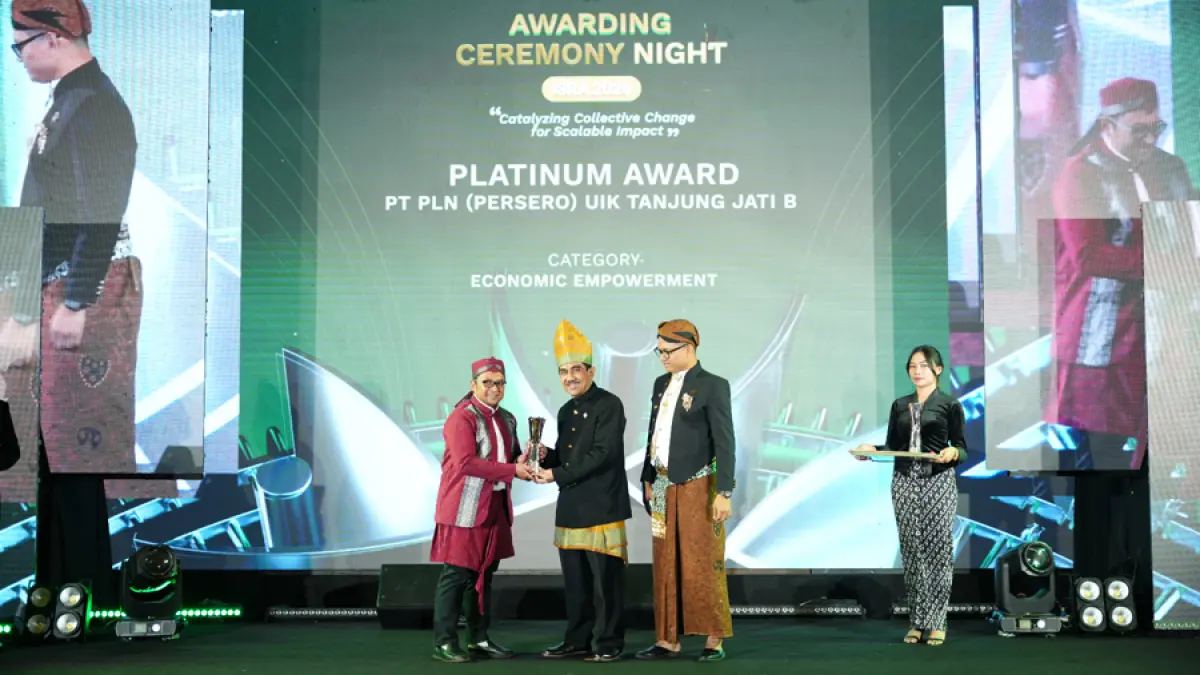 Senior Manager Keuangan, Komunikasi dan Umum PLN UIK Tanjung Jati B, Hary Subagyo (kiri), menerima trofi Platinum untuk Program TJSL Bandeng Kalingga pada kategori Economic Empowerment dalam Awarding Night ISRA 2026 di Swiss-Belhotel Solo, Kamis (6/8/2026)