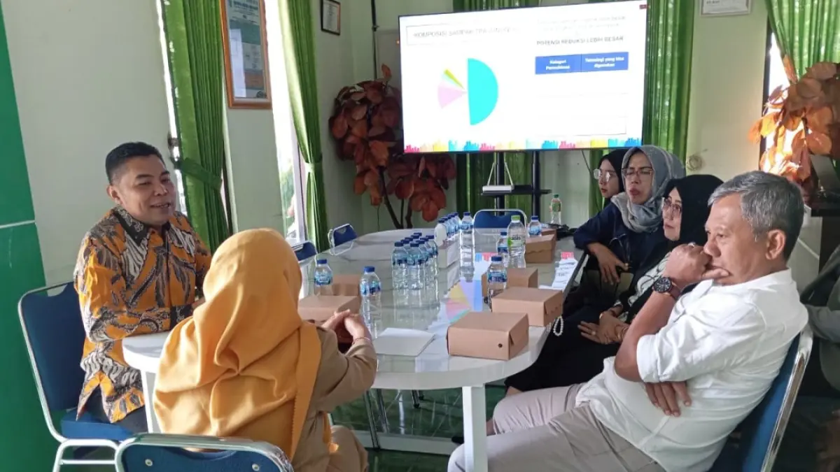 ATM: Ketua Komisi D DPRD Jepara Andi Rokhmat (kiri) tengah melakukan studi tiru bersama Pemerintah Kota Madiun. (ANDI UNTUK RADAR KUDUS)