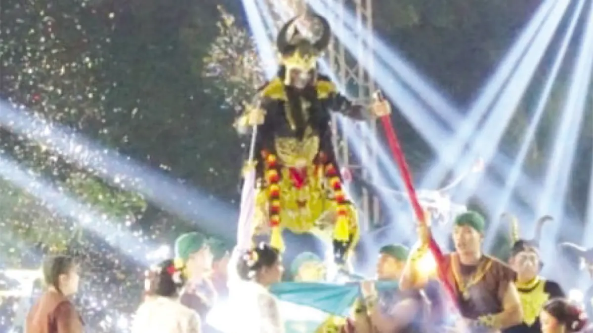 BERJALAN: Peserta kirab budaya menampilkan kreasinya di Jalan Sudirman Pati pada Sabtu (8/8). (PEMKAB PATI UNTUK RADAR KUDUS)