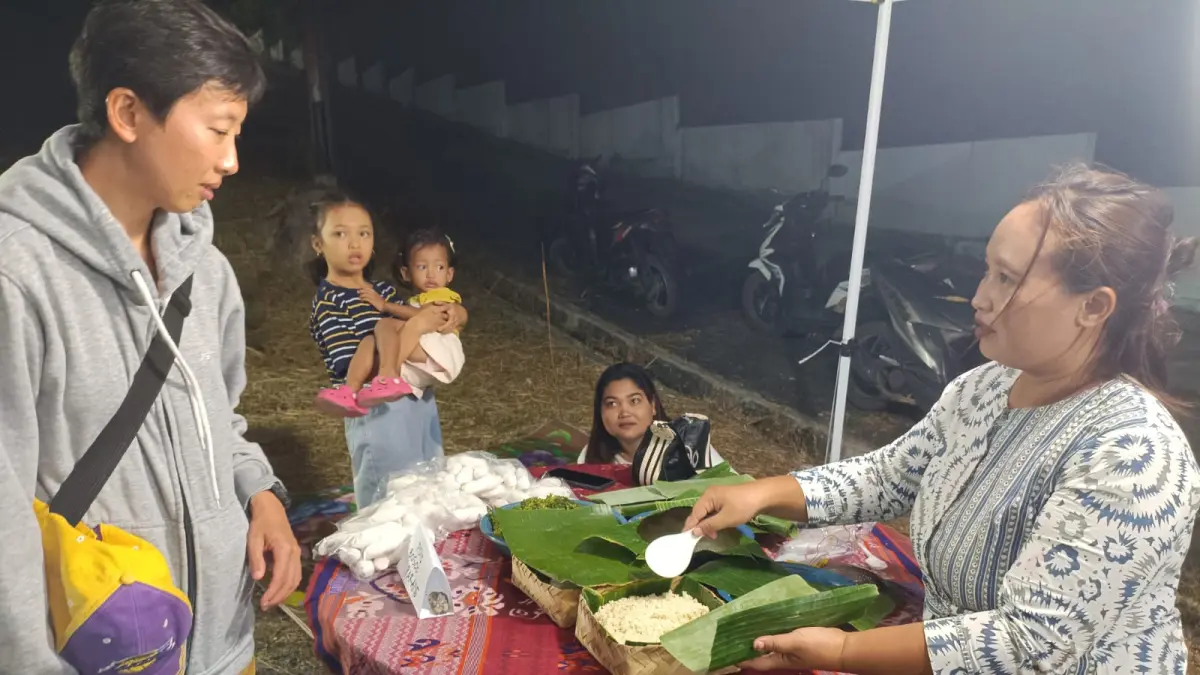 DIVERSIFIKASI PANGAN: Wisatawan tengah membeli kuliner lokal Khas Karimunjawa. 