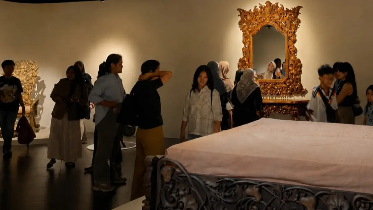 ELEGAN: Pengunjung tengah menyaksikan berbagai karya seni ukir dan mebel saat Pameran Tatah dihelat di Museum Nasional Indonesia sepanjang 29 April hingga 2 Agustus lalu. (PANITIA TATAH UNTUK RADAR KUDUS)