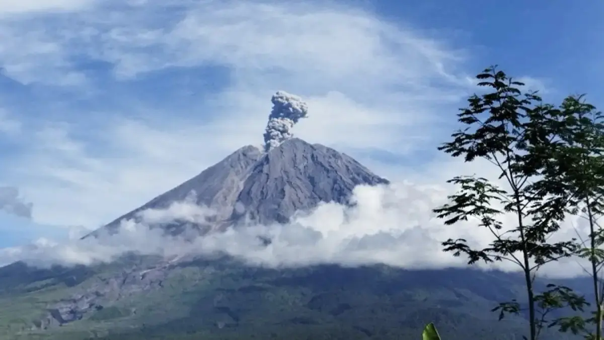 ERUPSI: Aktivitas Gunung Semeru kembali erupsi disertai dengan awan panas guguran (APG)