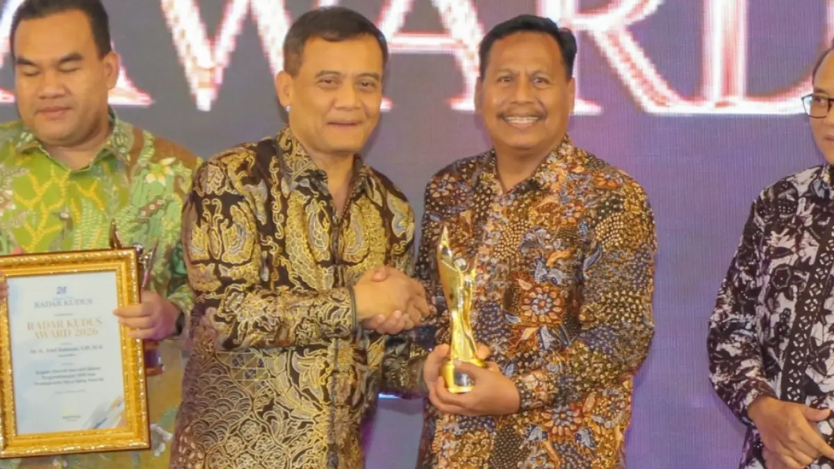 GALIH ERLAMBANG/RADAR KUDUS
APRESIASI: Gubernur Jawa Tengah Ahmad Lutfi menyerahkan piala penghargaan Radar Kudus Award 2026 kepada Bupati Rembang Harno atas dedikasinya dalam program pengairan dan ketahanan pangan, Jumat (7/ 8).