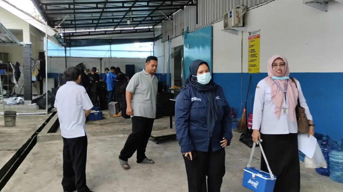 INVESTIGASI: Tim Dinkes Rembang saat menelisik dan menelusur di dapur SPPG Mondoteko 3 Rembang beberapa waktu lalu. (DINKES RBG UNTUK RADAR KUDUS)