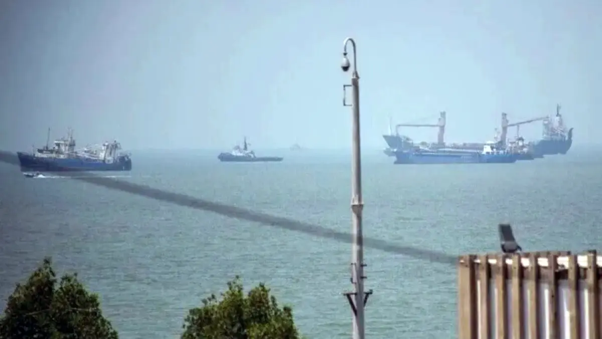 Kapal-kapal komersial berukuran besar dan sebuah perahu kecil melintasi perairan di lepas pantai kota pelabuhan Bandar Abbas, Iran, pada 21 Juni 2026. (ANTARA/Hassan Ghaedi - Anadolu Agency /pri)