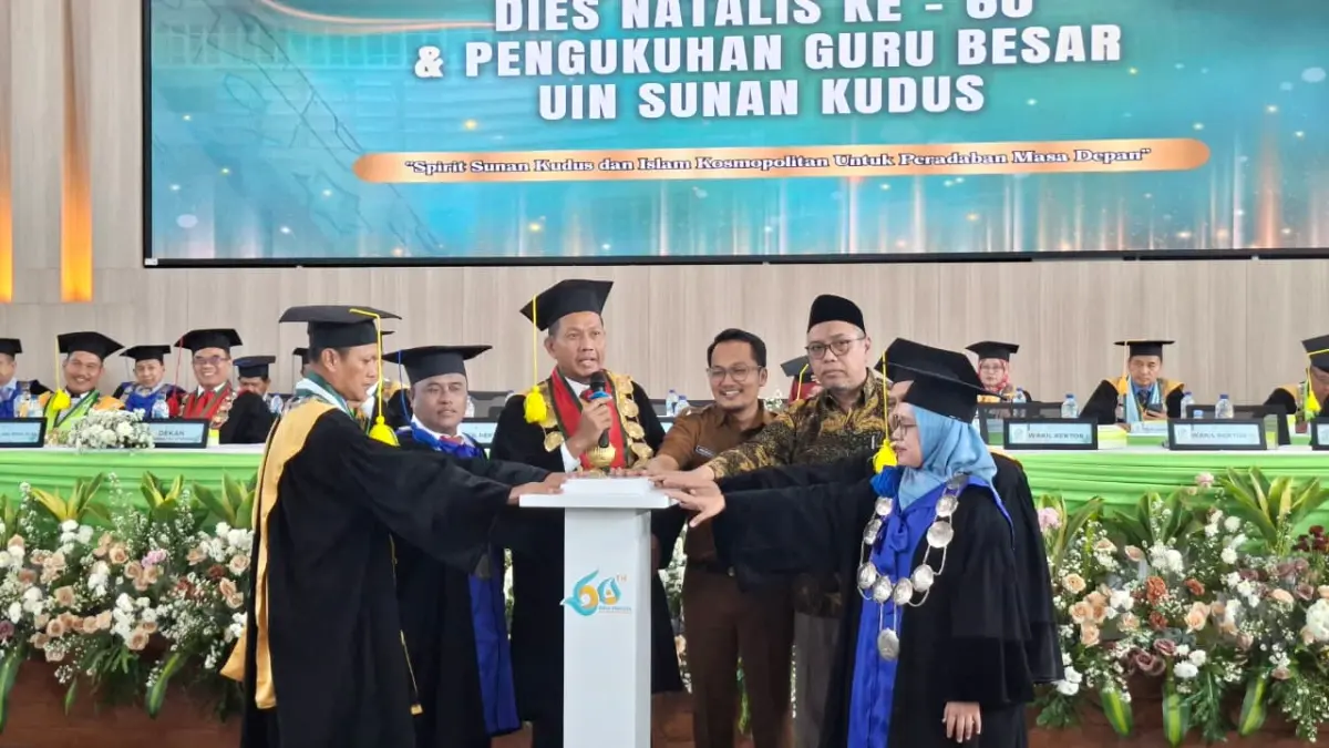 LUNCURKAN: Civitas akademika UIN Sunan Kudus beserta perwakilan Pemkab Kudus memencet tombol sebagai peluncuran simbolis. (ANDIKA TRISNA SAPUTRA/RADAR KUDUS)