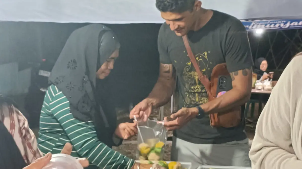 MENARIK: Wisatawan mancanegara turut mengunjungi gelaran acara PasArt Budaya Karimunjawa yang digelar pada Jumat-Sabtu (7-8/8) di Dukuh Jatikerep, Kecamatan Karimunjawa.&nbsp;(PANITIA PASART BUDAYA KARIMUNJAWA UNTUK RADAR KUDUS)