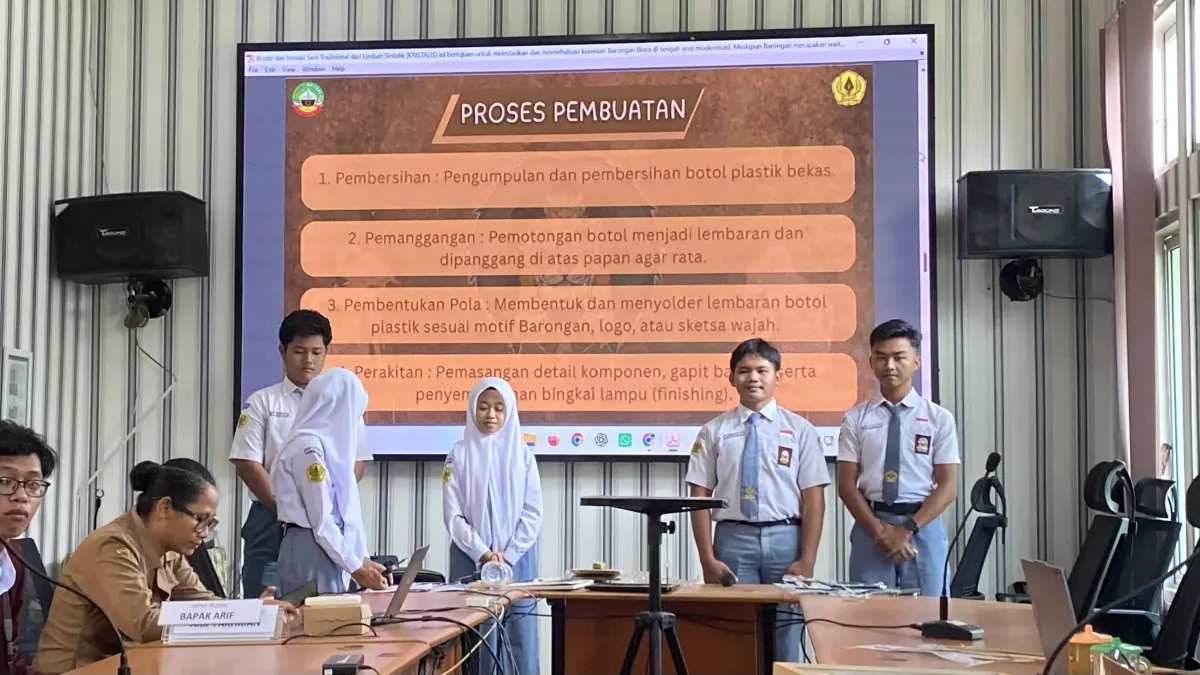PENAMPILAN INOVASI: Siswa SMAN 1 Randublatung memamparkan presentasi karya produk Kristalis di hadapan para juri Krenova. 