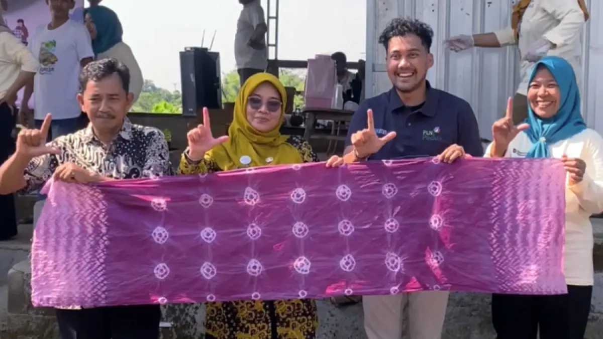 Peserta Pelatihan Batik Shibori menunjukkan hasil karya yang dibuat dalam rangkaian Program Desa Berdaya Somosari di Kecamatan Batealit, Kabupaten Jepara.