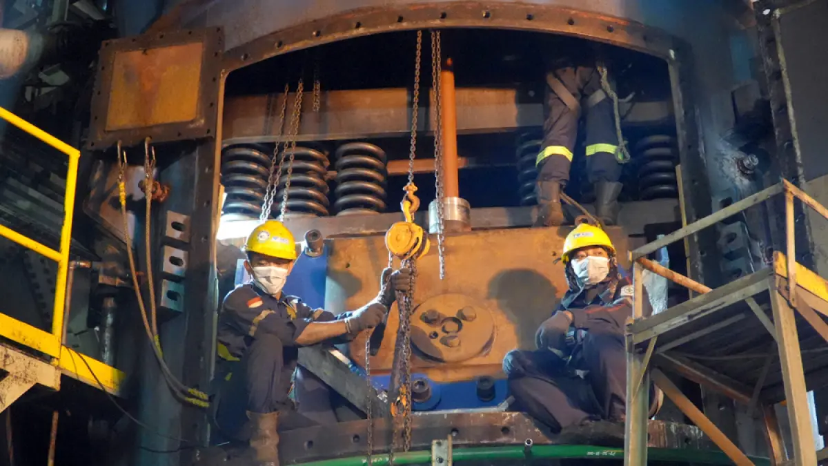 Petugas melakukan pemeriksaan komponen internal pulverizer Unit 2 PLTU Tanjung Jati B untuk mengidentifikasi kondisi dan tingkat keausan peralatan.