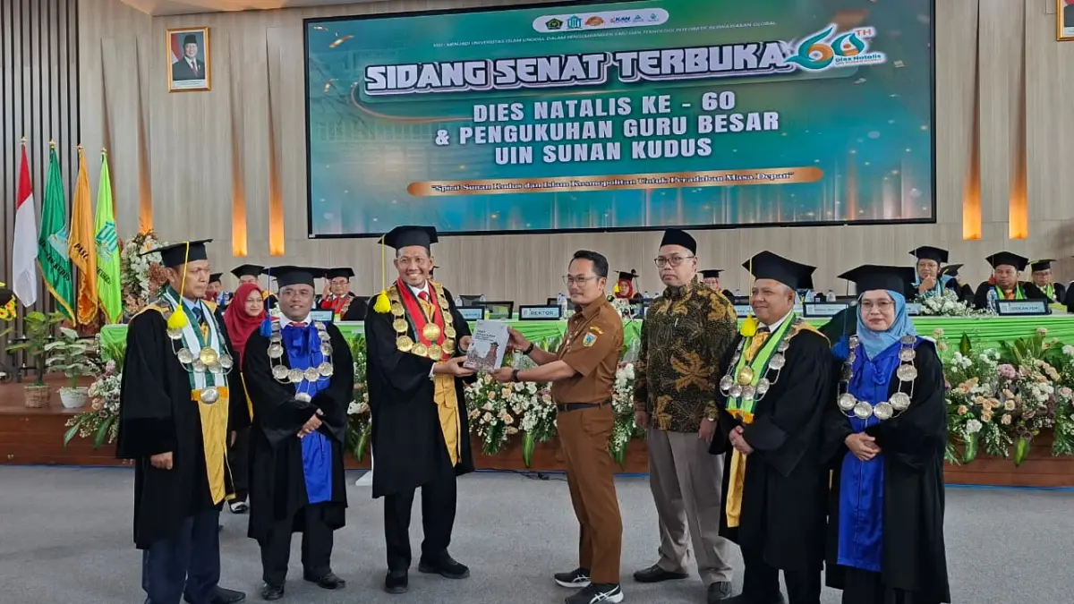 (Plt) Kepala Dinas Disdikpora Kabupaten Kudus , Anggun Nugroho, S.T., M.M memberikan Buku Bunga Rampai, Spirit Sunan Kudus dan Islam Kosmopolitan untuk Peradaban Masa Depan kepada rektor UIN Sunan Kudus.