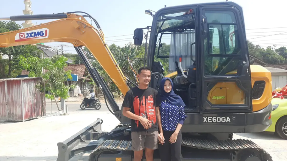 ROMANTIS: Rico dan Laella saat berdiri saat ditemui di kediamannya di Desa Ketro Kecamatan Karangrayung, Grobogan. (INTAN MAYLANI SABRINA/RADAR KUDUS)