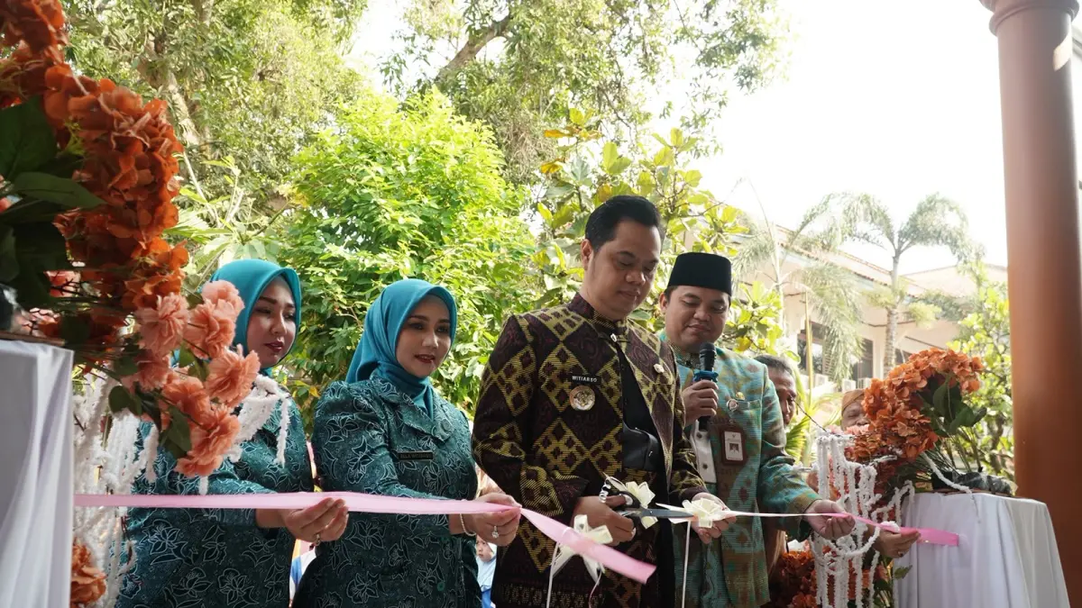 RUANG UNTUK ANAK: Bupati Jepara Witiarso Utomo bersama Wakil Bupati Muhammad Ibnu Hajar dan Kerua Tim Penggerak (TP) PKK Kabupaten Jepara Ella Witiarso (dua dari kiri) didampingi Inez Hajar meresmikan Pojok Pelangi. 