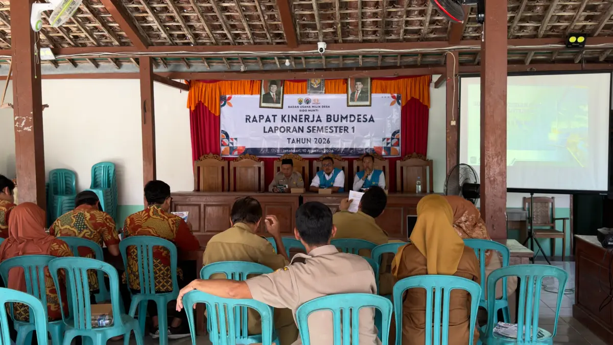 BERIKAN EDUKASI – Petugas PLN ULP Wirosari memberikan edukasi keselamatan hingga tingkat desa. Sosialisasi digelar di Balai Desa Jetaksari, Kecamatan Pulokulon, Senin (10/8).