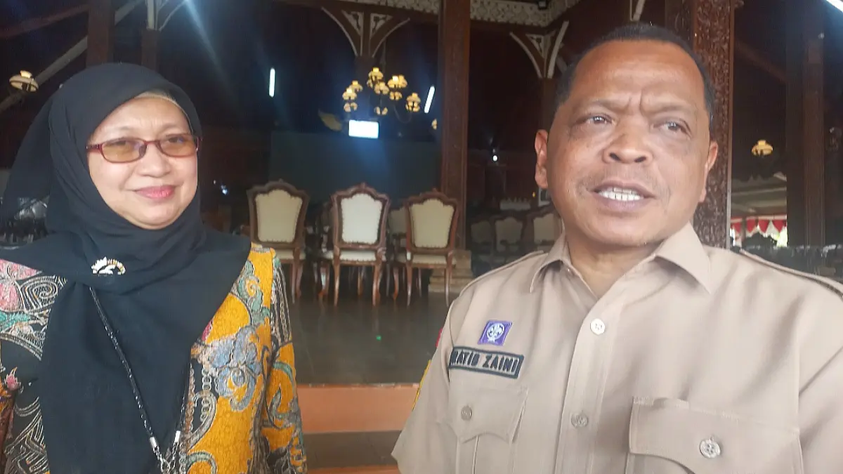 Kepala BBPMP Jawa Tengah Nugraheni Triastuti (kiri) beserta Kepala Disdikpora Jepara Ratib Zaini (kanan). (FIKRI THOHARUDIN/RADAR KUDUS)