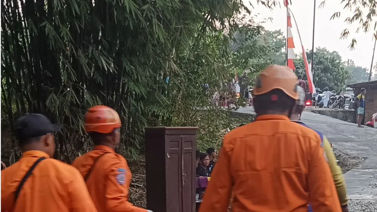 KORBAN KEBAKARAN – Petugas dari SAR BPBD Grobogan membawa jenazah korban kebakaran di Desa Monggot, Kecamatan Geyer. 